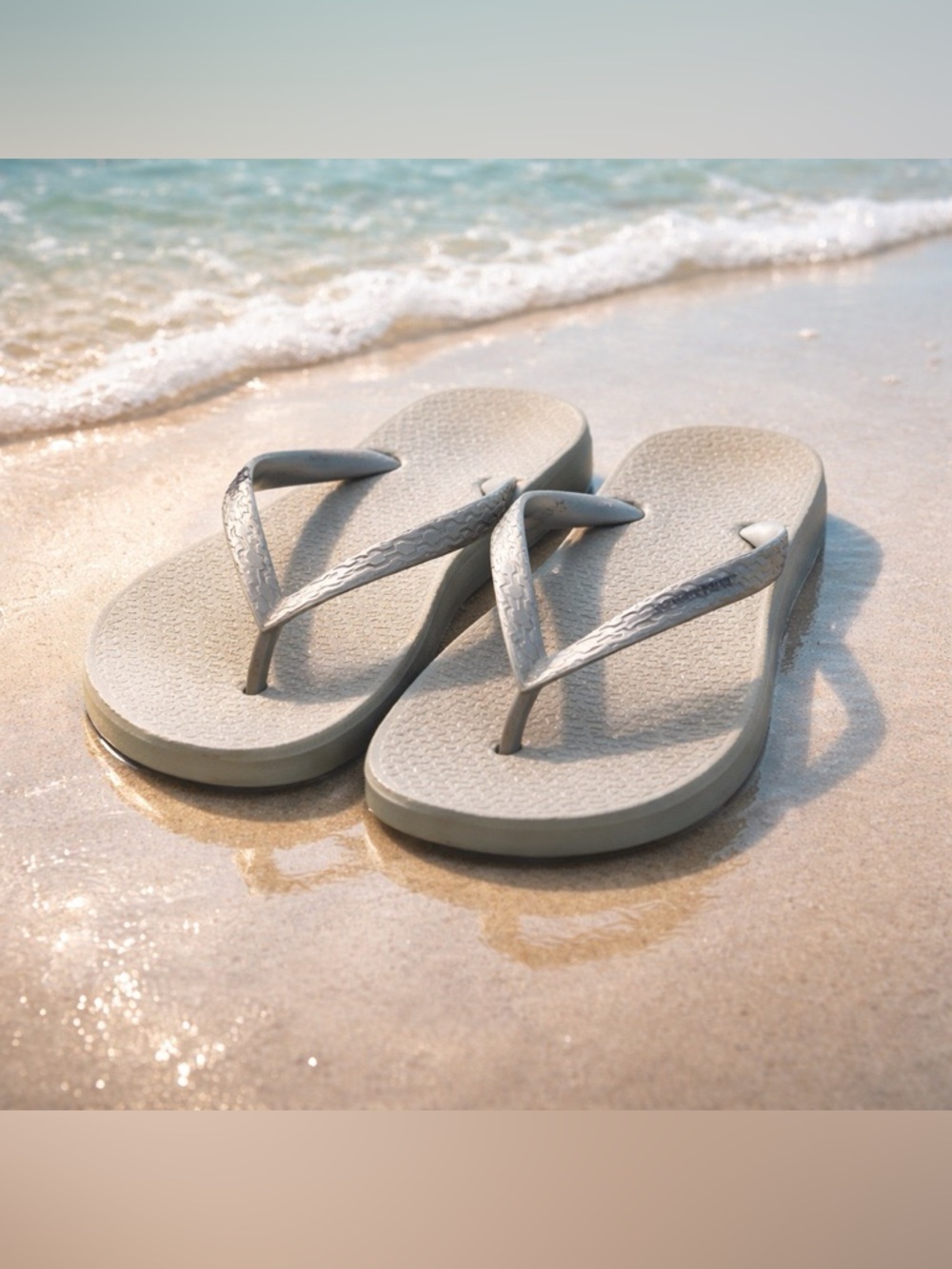 Ipanema Pearlized grey Textured Flip Flops